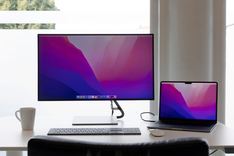 Best docking station for laptop connected to dual monitors on a desk setup