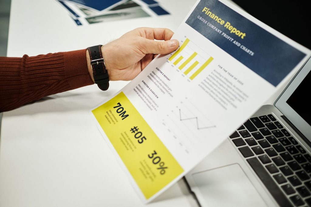 How small business accounting software tracks income and expenses
